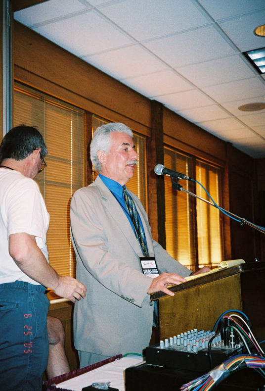 Gary speaks at banquet